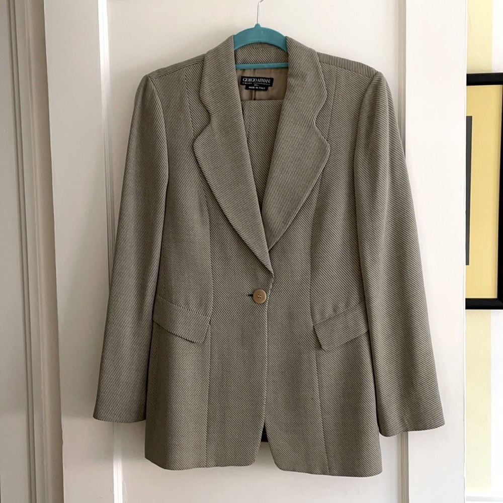 Giorgio Armani 2 piece pant suit. Green tweed. Pleated pants slit pockets.